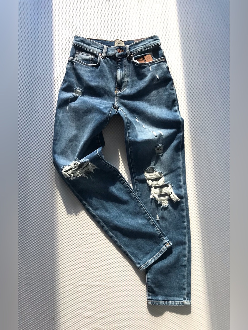 Vintage Stone Washed High Waist Distressed Tapered Leg Jean Medium Blue Size 25